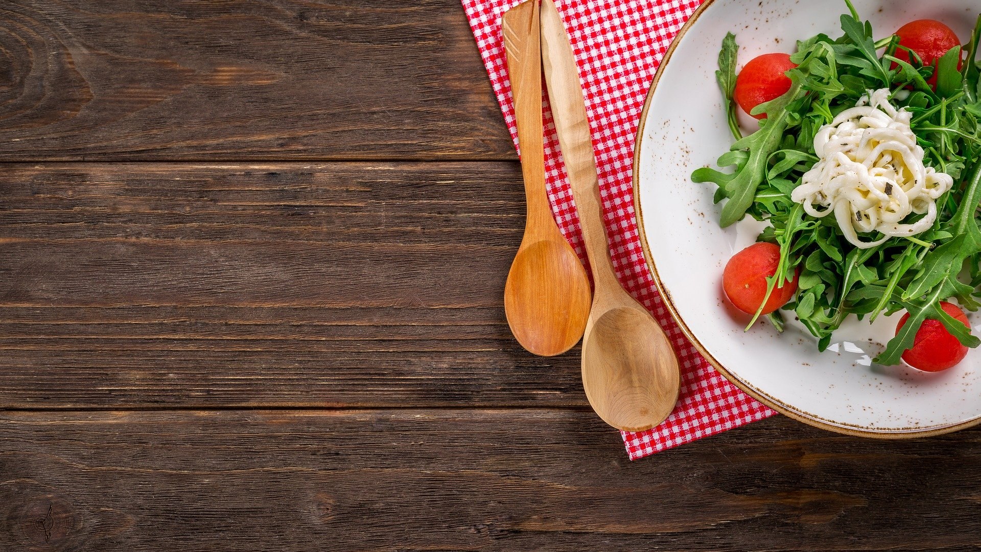 Holztisch mit Salat | &copy; Bild von <a href="https://pixabay.com/photos/?utm_source=link-attribution&utm_medium=referral&utm_campaign=image&utm_content=1031079">Free-Photos</a> auf <a href="https://pixabay.com/de/?utm_source=link-attribution&utm_medium=referral&utm_campaign=image&utm_content=1031079">Pixabay</a>