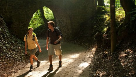 Wanderer auf dem RheinBurgenWeg bei Remagen | &copy; Dominik Ketz / Rheinland-Pfalz Tourismus GmbH