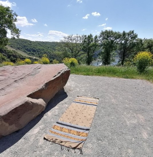 Yoga auf der Loreley | &copy; Dorothe Struschka