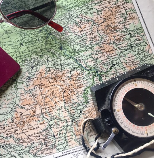 Landkarte, Ausweis, Sonnenbrille, Kompass | &copy; Caroline Taunt