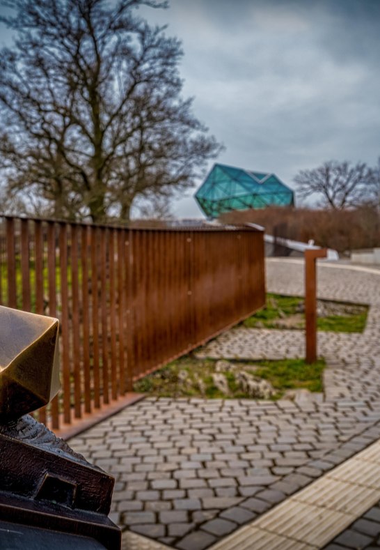 Gläserner Fels mit Bronzemodell | © Klaus Breitkreutz