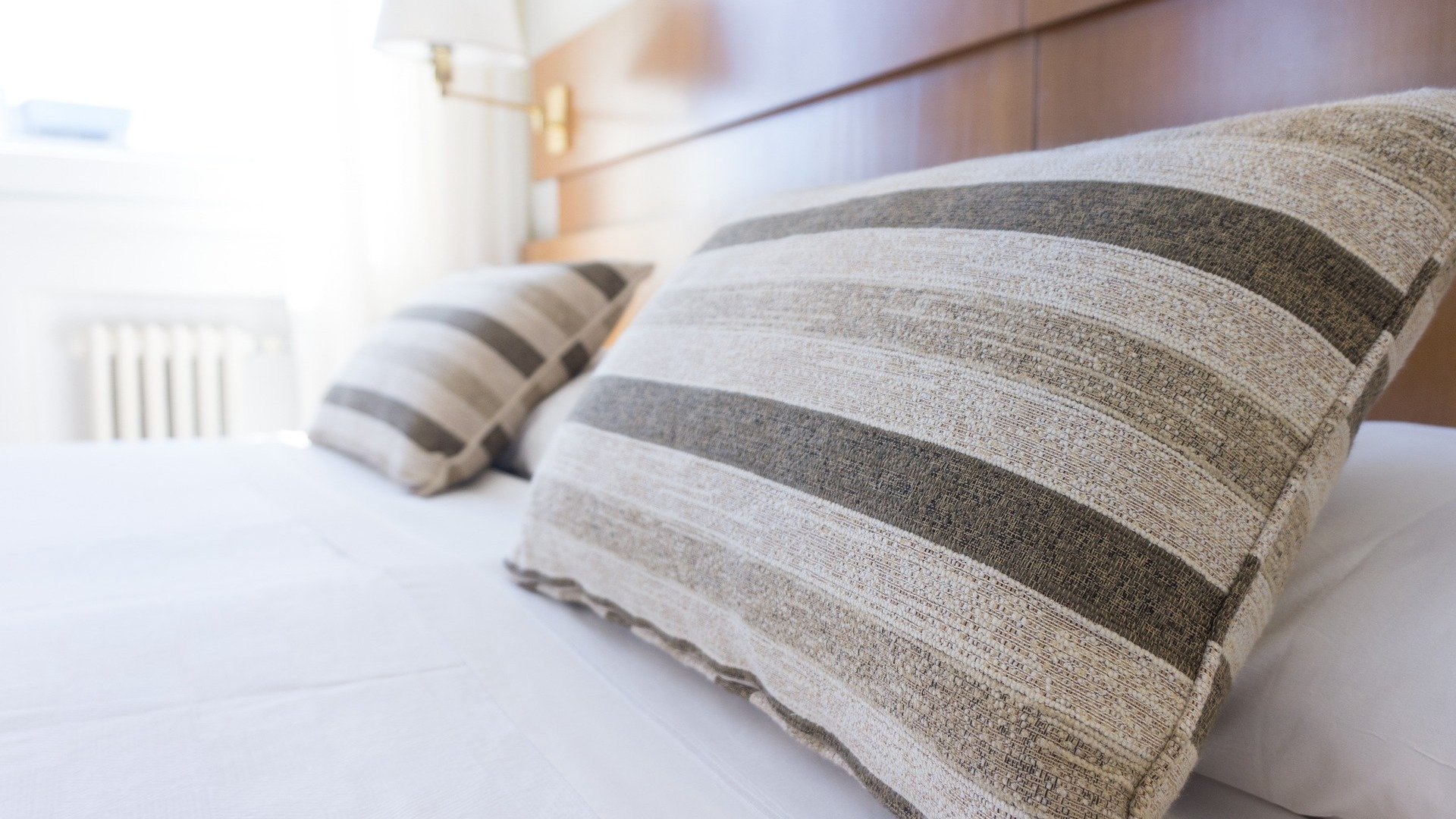 Bett mit Kopfkissen | &copy; Bild von <a href="https://pixabay.com/photos/?utm_source=link-attribution&utm_medium=referral&utm_campaign=image&utm_content=1031079">Free-Photos</a> auf <a href="https://pixabay.com/de/?utm_source=link-attribution&utm_medium=referral&utm_campaign=image&utm_content=1031079">Pixabay</a>