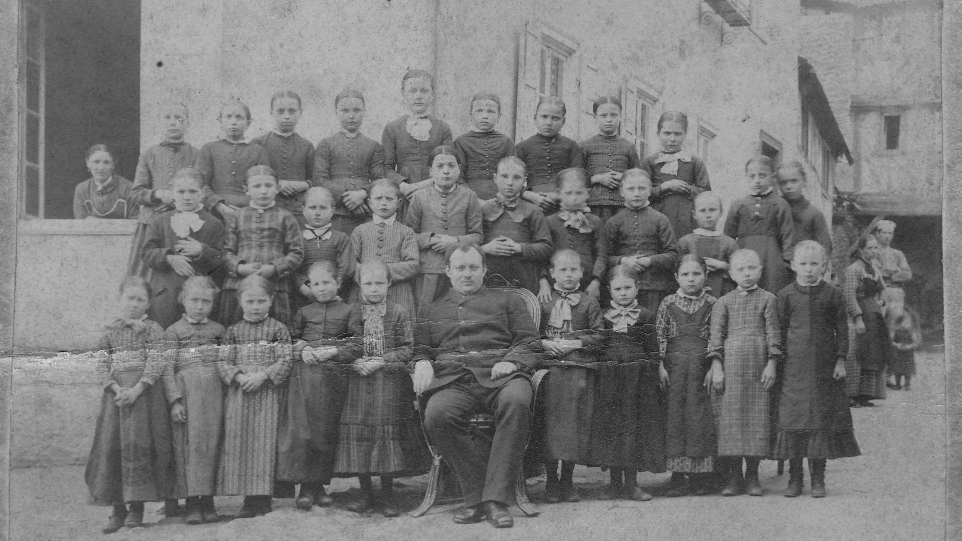Mädchen der Volksschule Filsen mit Lehrer Labonte im Jahre 1900 | © aus der Sammlung Alfred Neckenich Mädchen der Volksschule Filsen mit Lehrer Labonte im Jahre 1900 | © aus der Sammlung Alfred Neckenich