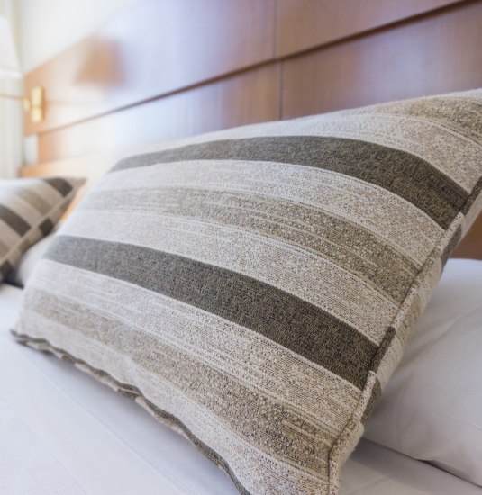 Bett mit Kopfkissen | &copy; Bild von <a href="https://pixabay.com/photos/?utm_source=link-attribution&utm_medium=referral&utm_campaign=image&utm_content=1031079">Free-Photos</a> auf <a href="https://pixabay.com/de/?utm_source=link-attribution&utm_medium=referral&utm_campaign=image&utm_content=1031079">Pixabay</a>