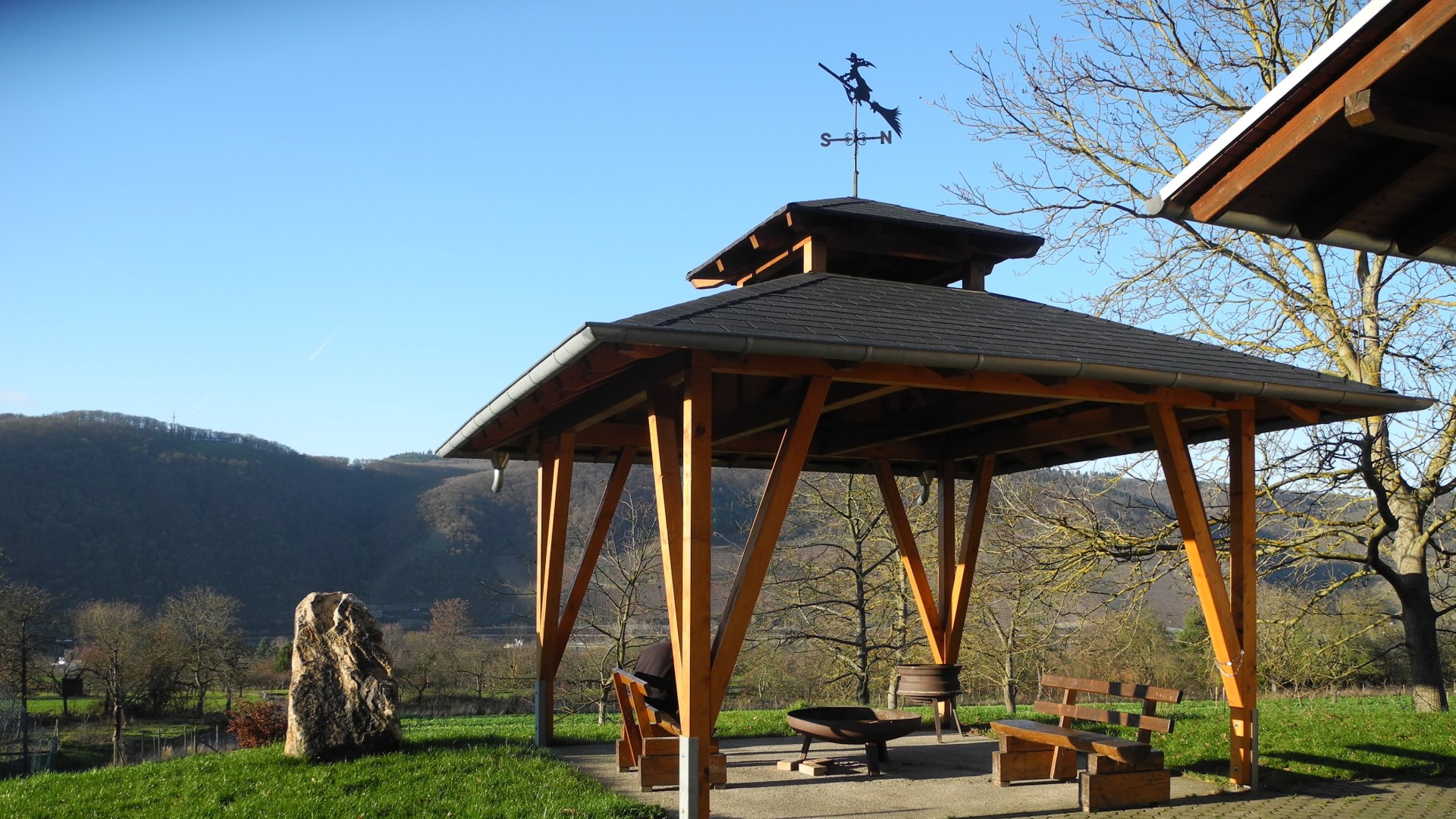 Grillplatz vor der Grillhütte Filsen | © Caroline Taunt Grillplatz vor der Grillhütte Filsen | © Caroline Taunt