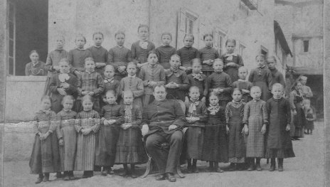 Mädchen der Volksschule Filsen mit Lehrer Labonte im Jahre 1900 | © aus der Sammlung Alfred Neckenich Mädchen der Volksschule Filsen mit Lehrer Labonte im Jahre 1900 | © aus der Sammlung Alfred Neckenich