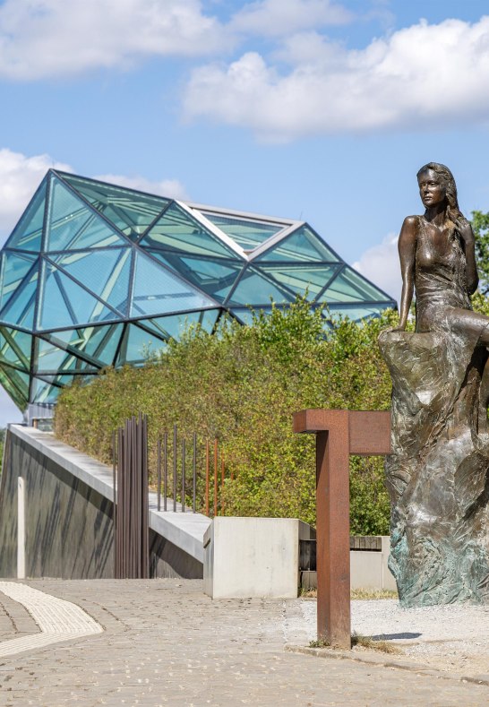 Statue mit Gl&auml;sernem Fels | &copy; Lars Gruber