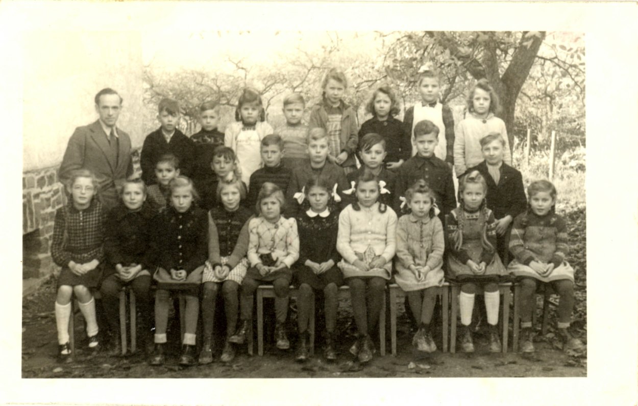 Schulfoto Filsen 1951 | © aus der Sammlung Alfred Neckenich Schulfoto Filsen 1951 | © aus der Sammlung Alfred Neckenich