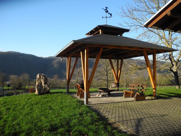 Grillplatz vor der Grillhütte Filsen | © Caroline Taunt Grillplatz vor der Grillhütte Filsen | © Caroline Taunt