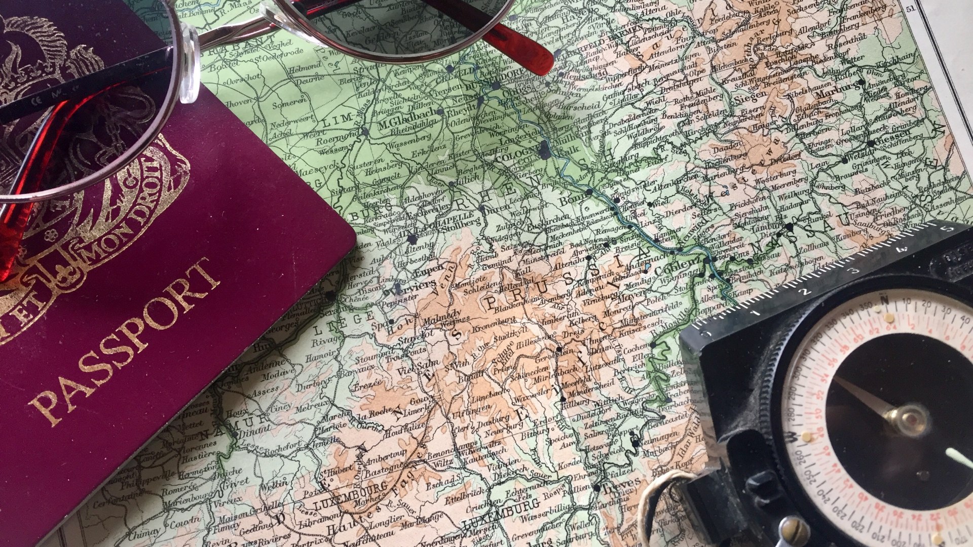 Landkarte, Ausweis, Sonnenbrille, Kompass | &copy; Caroline Taunt