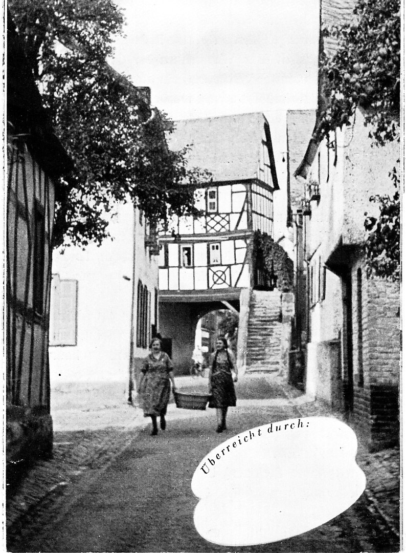 Werbeprospekt Filsen am Rhein 1939. Zwei Frauen mit Korb vor der Wachport | © aus der Sammlung Alfred Neckenich Werbeprospekt Filsen am Rhein 1939. Zwei Frauen mit Korb vor der Wachport | © aus der Sammlung Alfred Neckenich