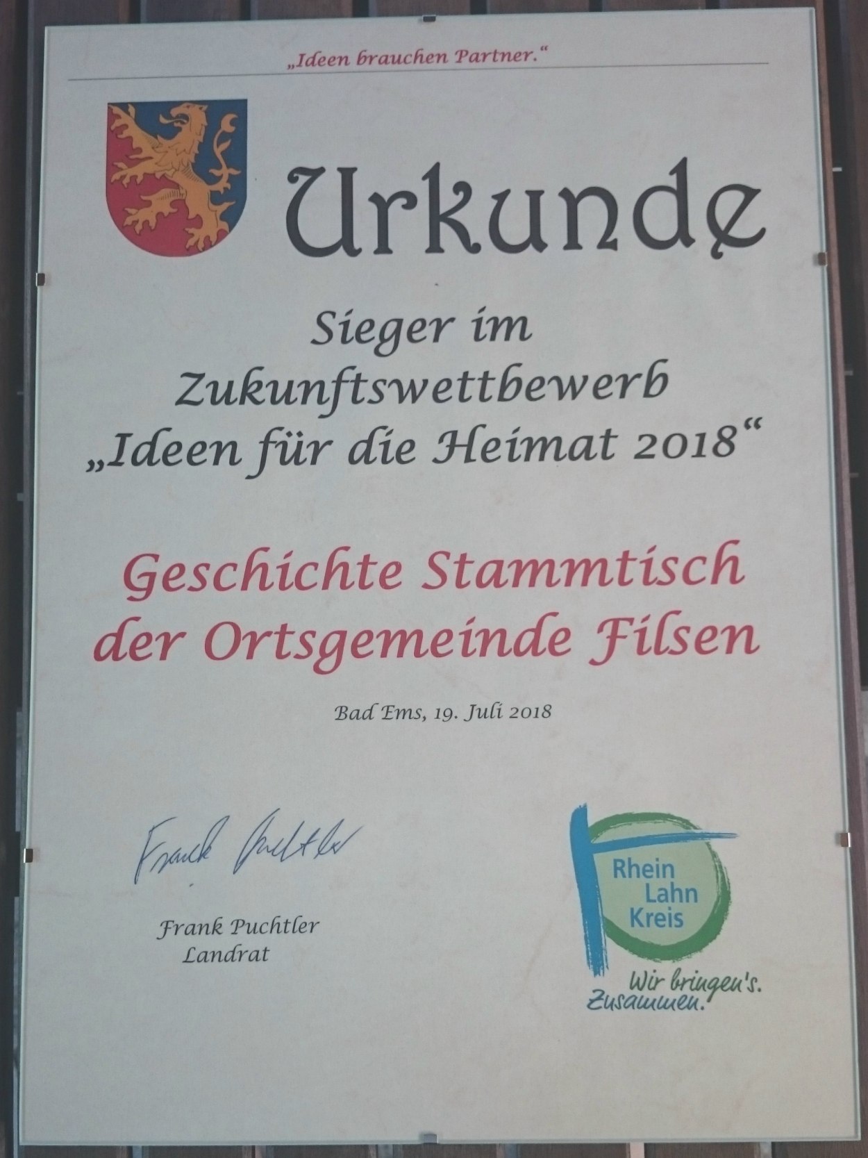 Urkunde Sieger im Zukunftswettbewerb "Ideen für die Heimat 2018"
Geschichte Stammtisch der Ortsgemeinde Filsen | © Pressestelle Kreisverwaltung Rhein-Lahn Urkunde Sieger im Zukunftswettbewerb "Ideen für die Heimat 2018"
Geschichte Stammtisch der Ortsgemeinde Filsen | © Pressestelle Kreisverwaltung Rhein-Lahn