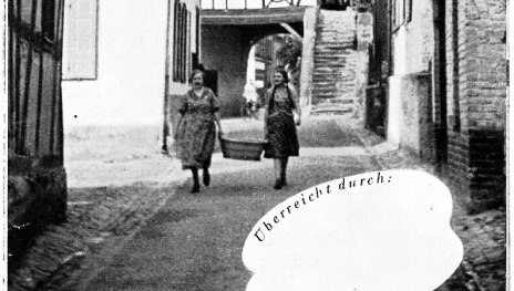 Werbeprospekt Filsen am Rhein 1939. Zwei Frauen mit Korb vor der Wachport | © aus der Sammlung Alfred Neckenich Werbeprospekt Filsen am Rhein 1939. Zwei Frauen mit Korb vor der Wachport | © aus der Sammlung Alfred Neckenich