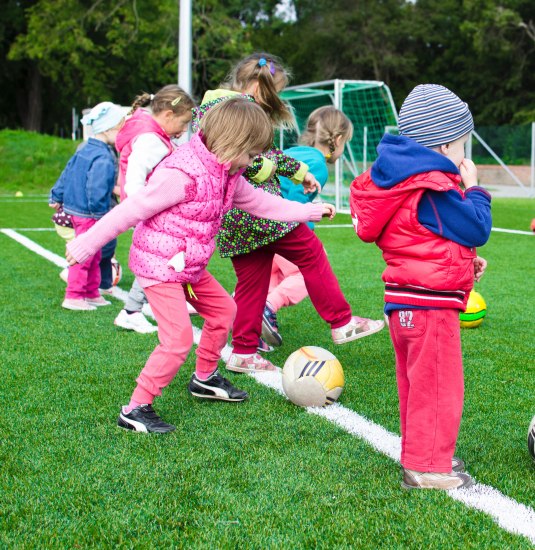 Spielende Kinder | &copy;  Lukas from Pexels