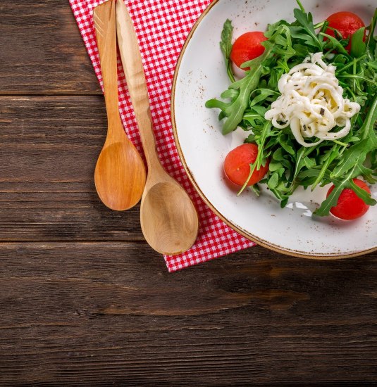 Holztisch mit Salat | &copy; Bild von <a href="https://pixabay.com/photos/?utm_source=link-attribution&utm_medium=referral&utm_campaign=image&utm_content=1031079">Free-Photos</a> auf <a href="https://pixabay.com/de/?utm_source=link-attribution&utm_medium=referral&utm_campaign=image&utm_content=1031079">Pixabay</a>