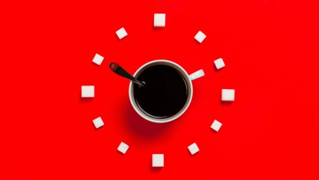 White mug on red background | © Stas Knop von Pexels White mug on red background | © Stas Knop von Pexels